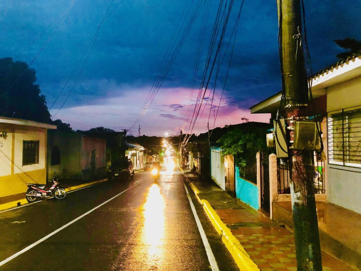Casa Lula Leon Hostal エクステリア 写真